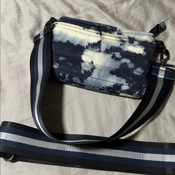 Think Royln bum bag crossbody purse wide strap blue tie dyed small - Picture 2 of 5
